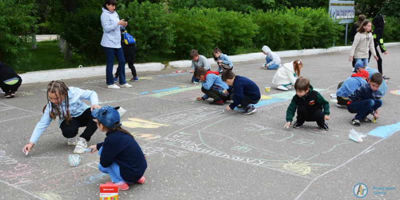 В Аткарске прошел конкурс детских рисунков на асфальте