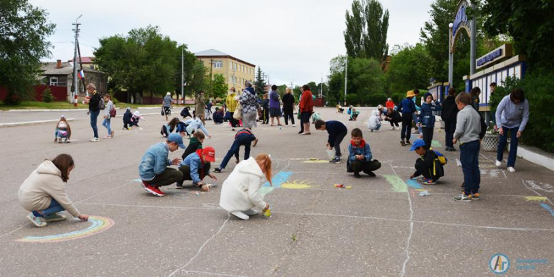 В Аткарске прошел конкурс детских рисунков на асфальте