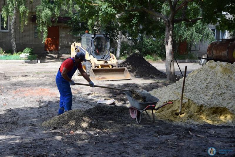 В Аткарске ремонтируют тротуар и детскую площадку