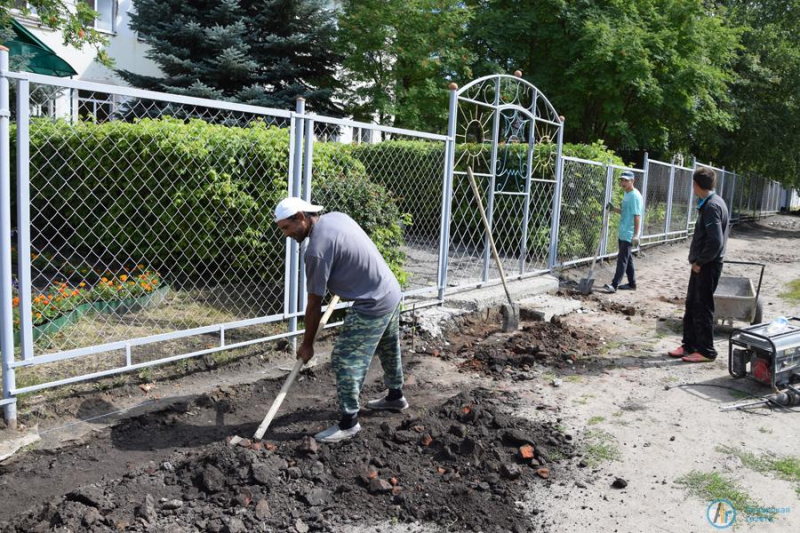В Аткарске ремонтируют тротуар и детскую площадку