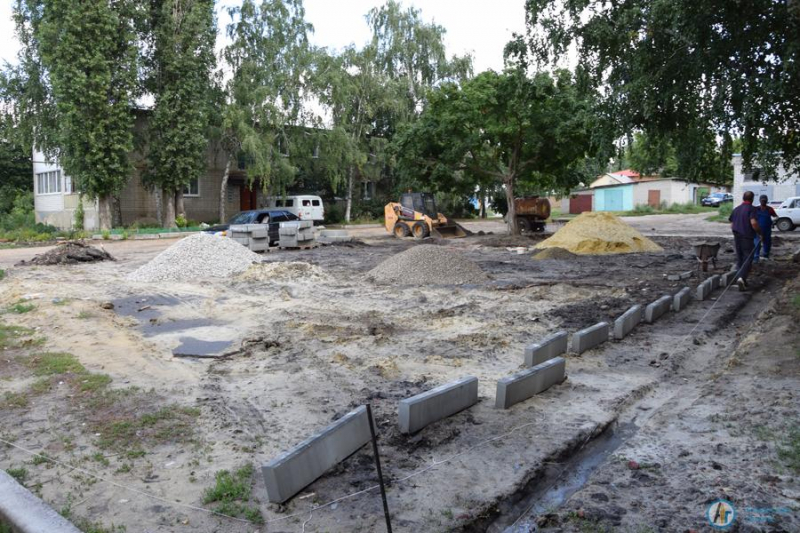 В Аткарске ремонтируют тротуар и детскую площадку
