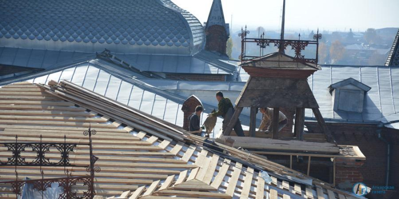 В Аткарске реставрируют ажурные башенки на крыше ЦДТ