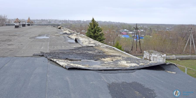 В Аткарске штормовой ветер сорвал 10 крыш