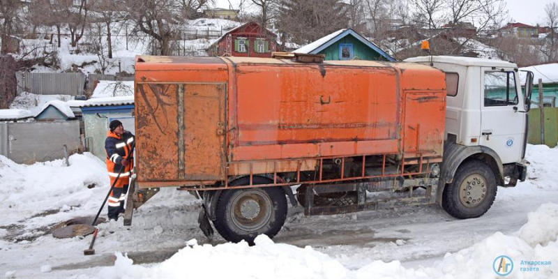 В Аткарске спецтехника размывает канализационную сеть 