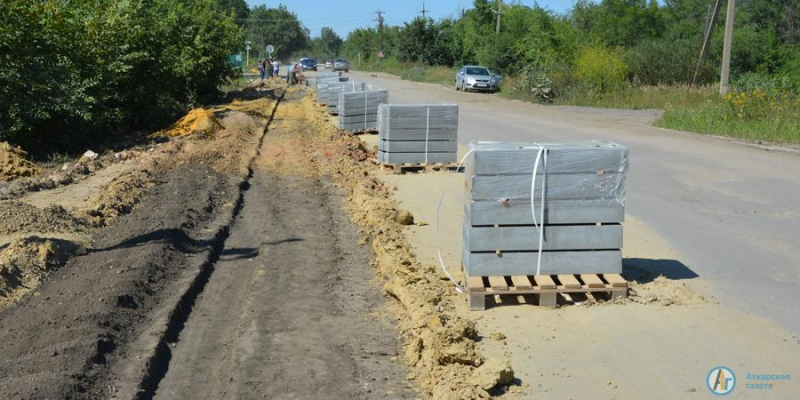 В Аткарске строят тротуары на популярных пешеходных маршрутах