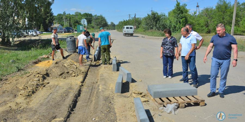 В Аткарске строят тротуары на популярных пешеходных маршрутах