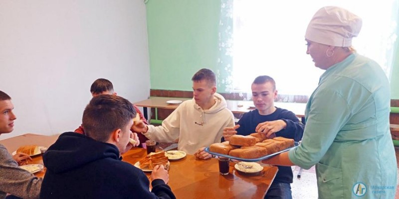 В Аткарске студенты испекли Блокадный хлеб