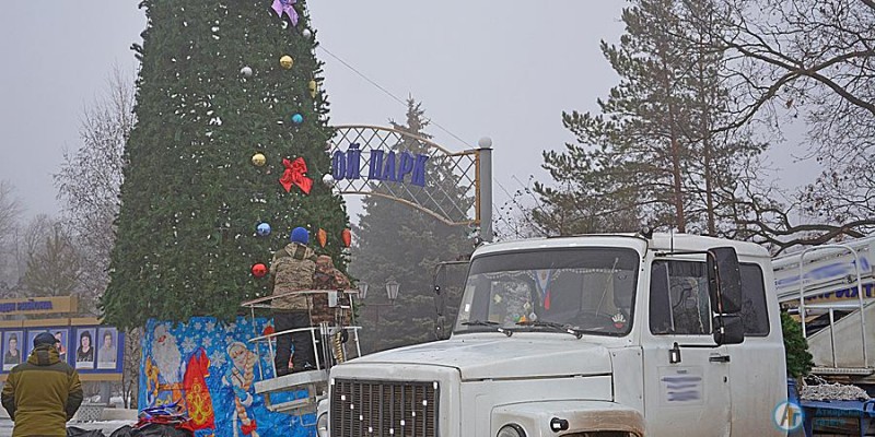 В Аткарске украшают главную елку города