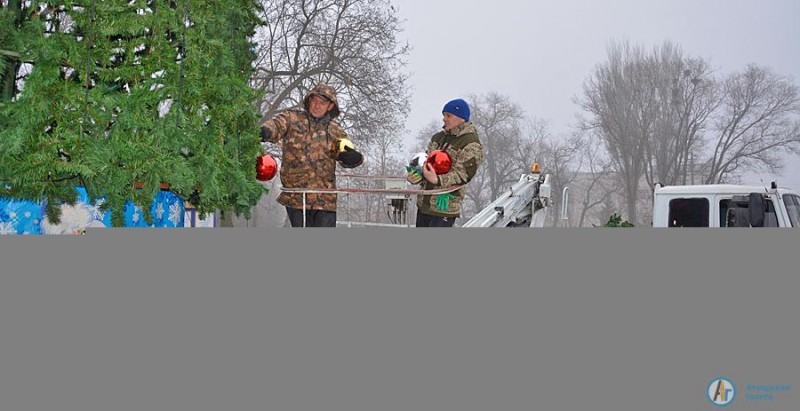 В Аткарске украшают главную елку города