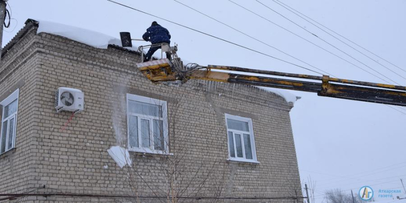 В Аткарске управляющие компании расчищают дворы и крыши