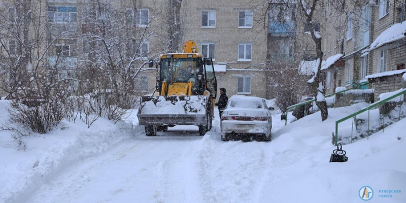 В Аткарске управляющие компании расчищают дворы и крыши