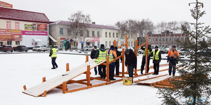 В Аткарске устанавливают горку для тюбинга 