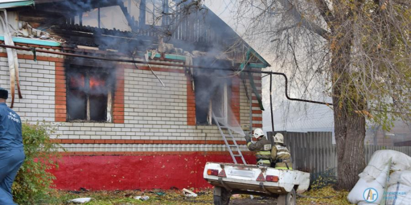 В Аткарске вспыхнул жилой дом 