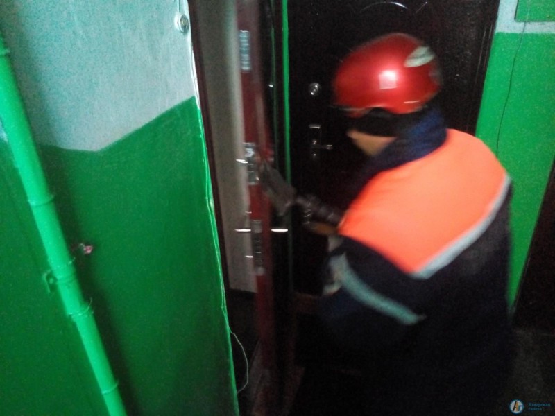 В Аткарске за закрытой дверью спасатели обнаружили труп женщины