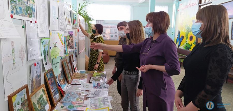 В Аткарском КЦСОН открыта выставка рисунка "России-матушки солдат"