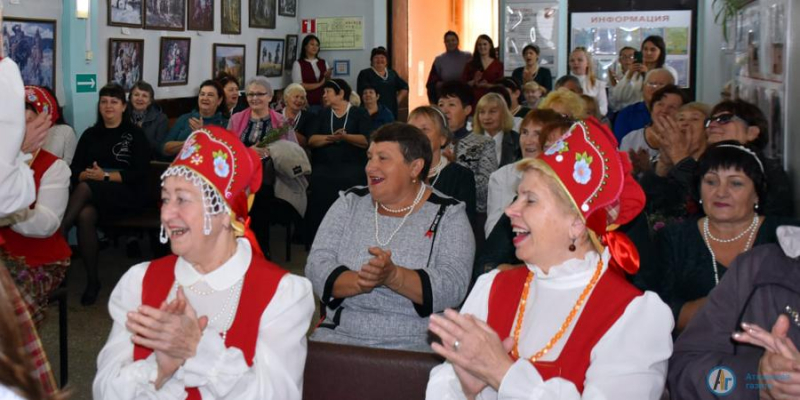 В Аткарском КЦСОН устроили праздник для старшего поколения 