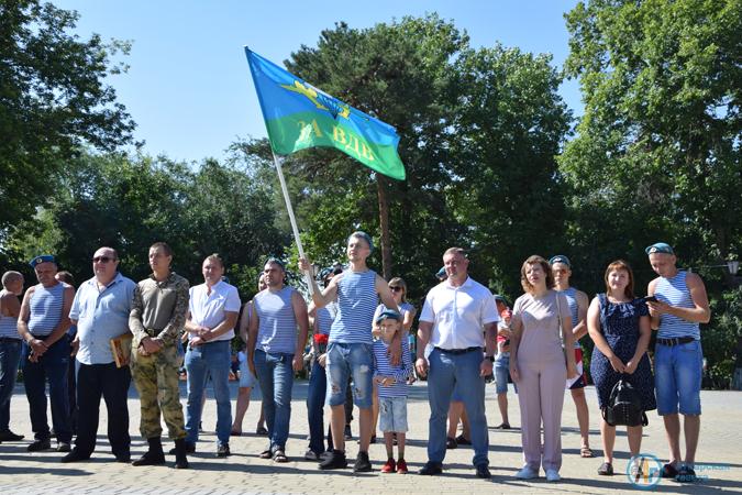 В Аткарском парке чествовали десантников 