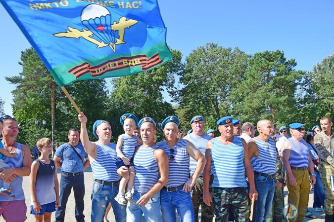 В Аткарском парке чествовали десантников 