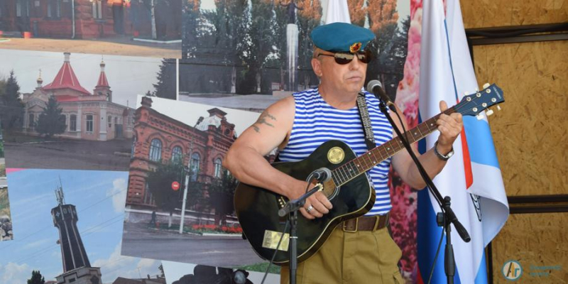 В Аткарском парке чествовали десантников 