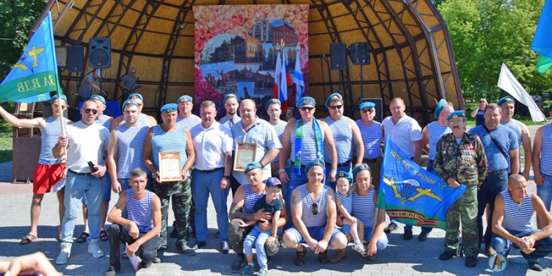 В Аткарском парке чествовали десантников 