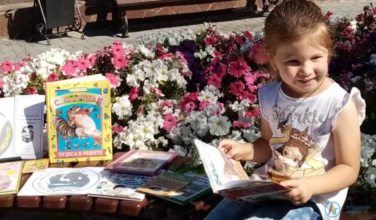 В Аткарском парке детям вслух читали сказки