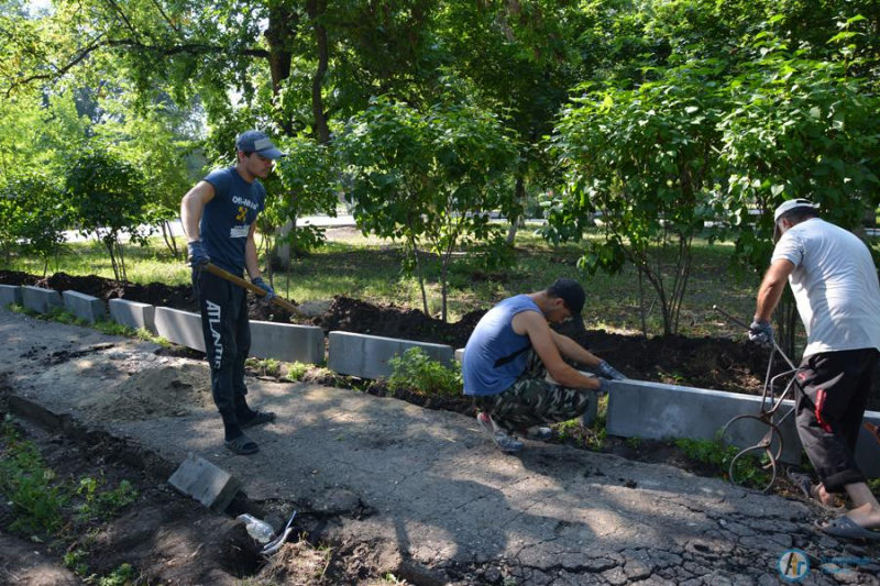 В аткарском парке обновляют тротуары у летней эстрады