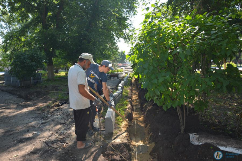 В аткарском парке обновляют тротуары у летней эстрады
