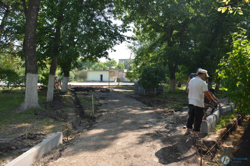В аткарском парке обновляют тротуары у летней эстрады