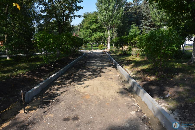 В аткарском парке обновляют тротуары у летней эстрады