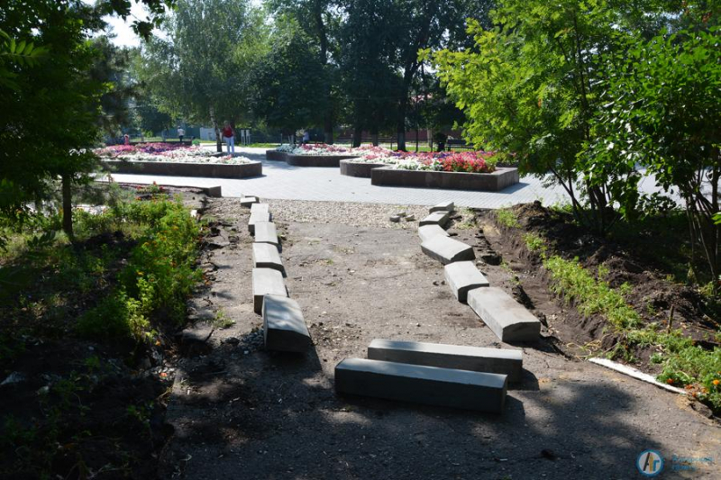 В аткарском парке обновляют тротуары у летней эстрады