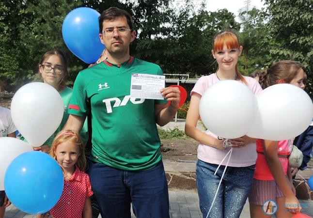 В аткарском парке составили триколор из воздушных шаров