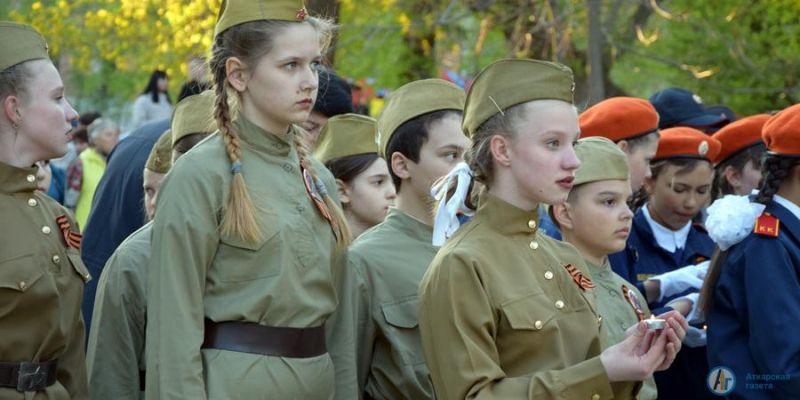 В Аткарском парке зажглись сотни «Свечей памяти»