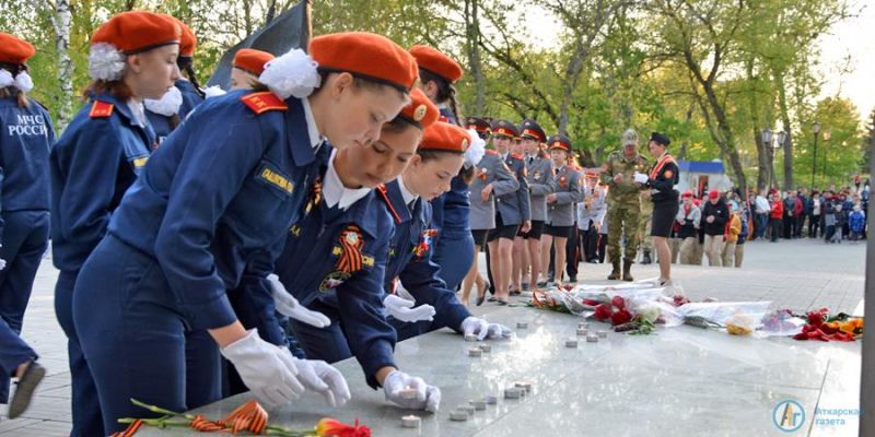 В Аткарском парке зажглись сотни «Свечей памяти»