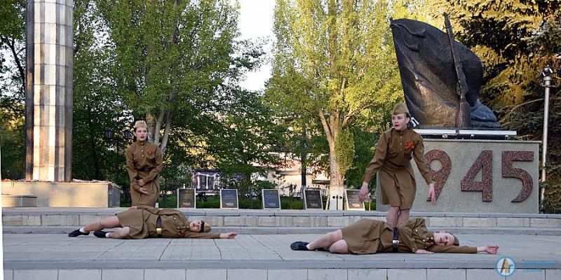 В Аткарском парке зажглись сотни «Свечей памяти»