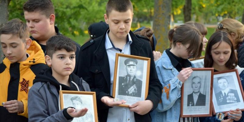 В Аткарском парке зажглись сотни «Свечей памяти»