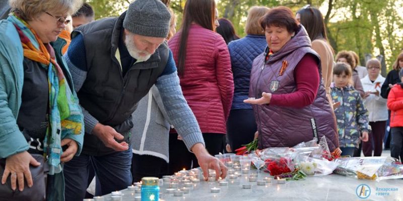 В Аткарском парке зажглись сотни «Свечей памяти»