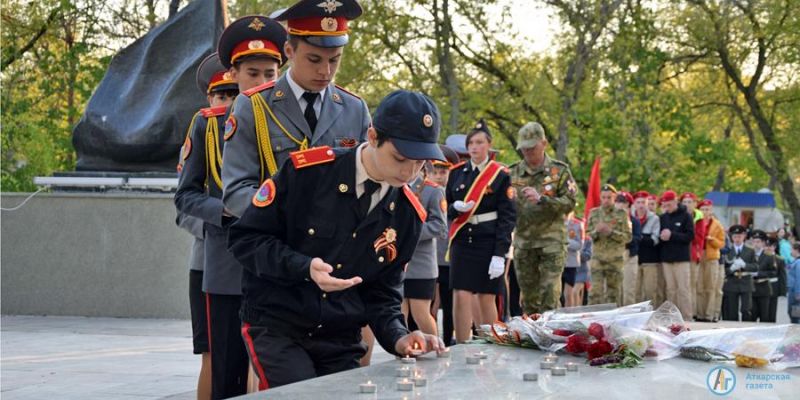 В Аткарском парке зажглись сотни «Свечей памяти»