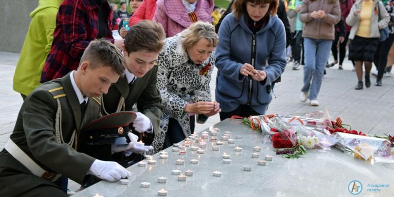 В Аткарском парке зажглись сотни «Свечей памяти»