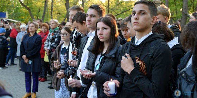 В Аткарском парке зажглись сотни «Свечей памяти»