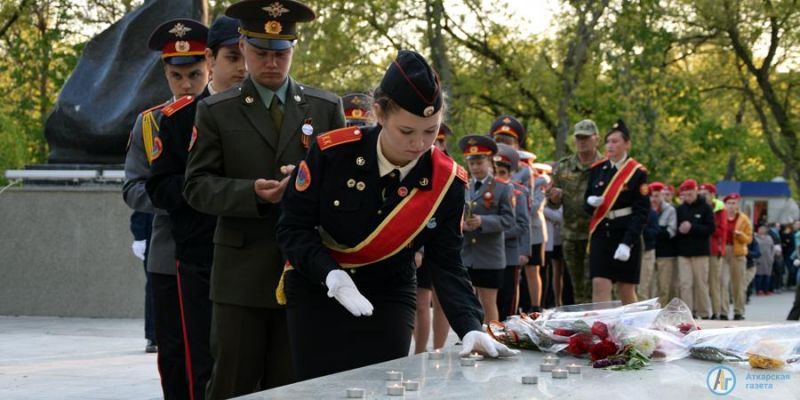 В Аткарском парке зажглись сотни «Свечей памяти»