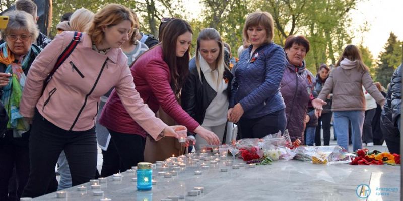 В Аткарском парке зажглись сотни «Свечей памяти»