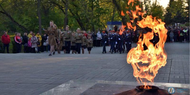 В Аткарском парке зажглись сотни «Свечей памяти»