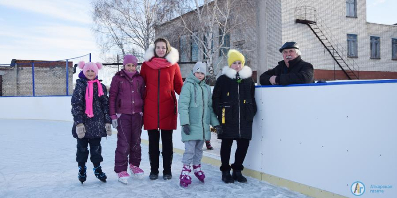 В Барановке открылась самая большая ледовая площадка района
