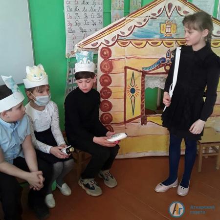 В Барановке поставили школьный спектакль про Айболита и семерых котят