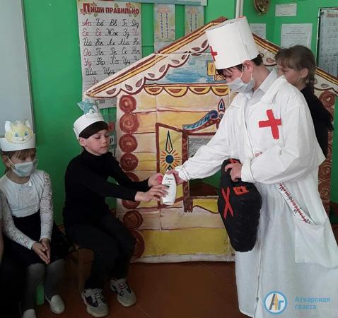 В Барановке поставили школьный спектакль про Айболита и семерых котят