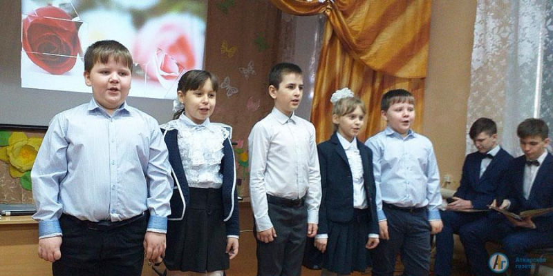 В Барановской школе пели песни о женщинах с любовью