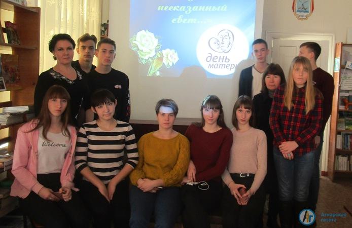 В библиотеке материнскую любовь прославляли в стихах