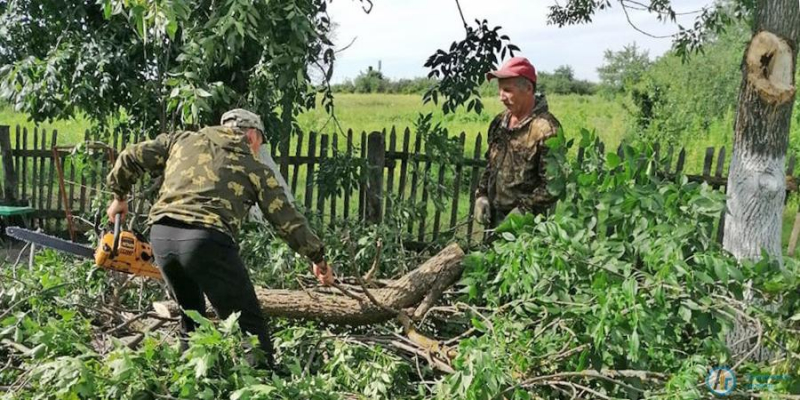 В Большеекатериновском парке сельчане наводят порядок после урагана 