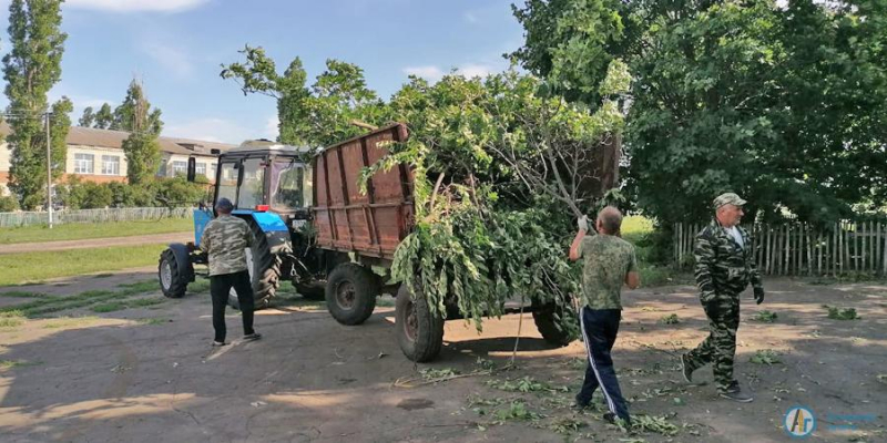 В Большеекатериновском парке сельчане наводят порядок после урагана 