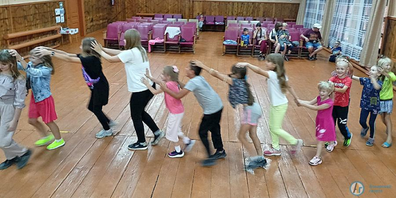 В Большой Екатериновке для детей устроили танцевальный праздник 
